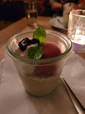 Himbeereis mit Mohnvanillecreme at Körle und Adam in Stuttgart