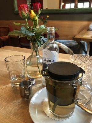 Yogi tea and water   at Körle und Adam in Stuttgart