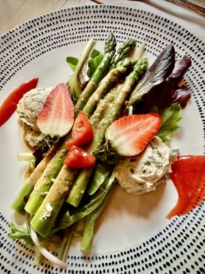 Cashewkern Frischkäse mit Spargel  at Körle und Adam in Stuttgart