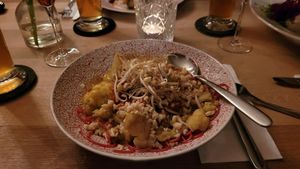Rote Beete Kamut-Spaghetti

Scharf gebratener Blumenkohl

Tempehwürfel

Mungosprossen und Macadamiabrösel

Kokos-Currysauce at Körle und Adam in Stuttgart