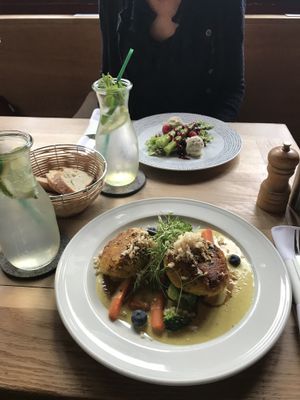 Maisküchlein und grüner Spargel at Körle und Adam in Stuttgart