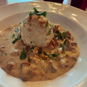 Knödel mit Pfifferlingen  at Körle und Adam in Stuttgart