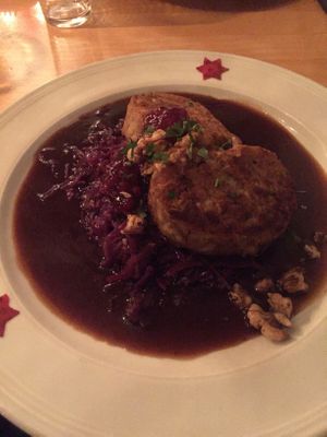 Serviettenknödel mit Rotkohl  at Körle und Adam in Stuttgart