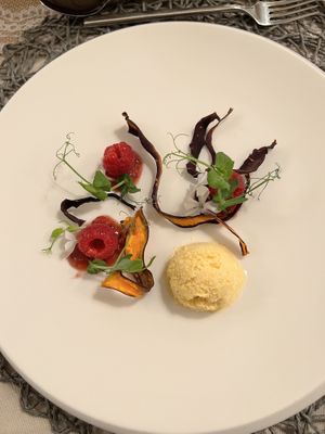 Zwischengang: Marilleneis mit violetten Karottenchips  at Kunterbunt in Waidhofen An Der Ybbs