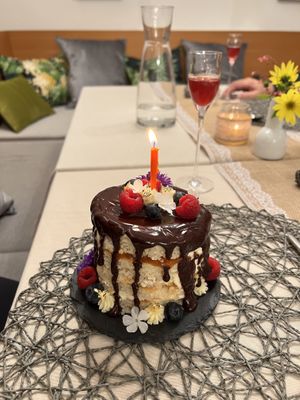 Überraschungsgeburtstagstorte/kuchen  at Kunterbunt in Waidhofen An Der Ybbs