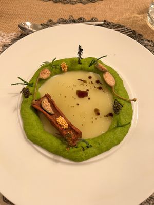 Gebackenes Käferbohnenmus in Rosmarinsauce und Erbsenpürree at Kunterbunt in Waidhofen An Der Ybbs