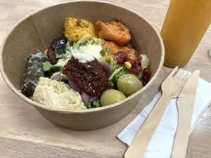 You can take as much you want. They weigh it. Take away or sit.  at Salatfabrikken AS in Oslo