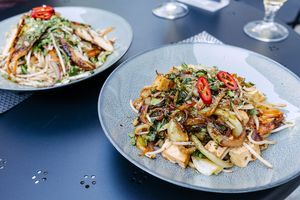 Drunken udon with tofu / Fried ramen with plant-based "chicken" at Umami Vegan Cuisine in Biel