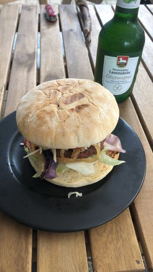 Beyond Meat Burger mit viel leckerem Gemüse und Hummus    at Terra Madre in Muhlheim Am Main