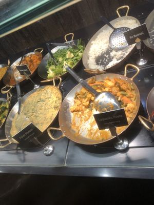 Les plats sont dans présentés dans une vitrines et nous pouvons au choix prendre une brochette de tofu + deux garnitures, soit en prendre 4   at Bollynan in Paris