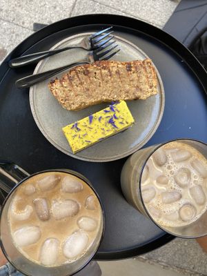 Bananenbrot, Raw Cake Zitrone-Mohn und Chai Latte mit Haferdrink auf Eis   at Loui in Munich