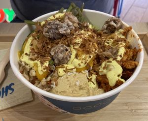 Bowl large:hummus ceci e ceci/avocado, farro e menta, riso basmati, fagiolini, edamame, doppio planted pulled, cipolla croccante, noci caramellate, salsa chili mango e curry cocco  at Hummus Around in Arese