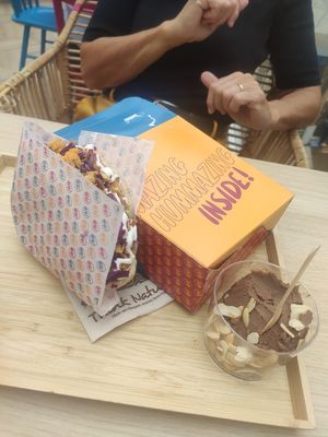 Pita vegano con hummus al cioccolato. at Hummus Around in Arese