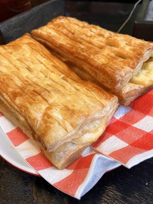 Kaasbroodje!  at De Vegan Bakker in Heusden