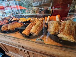 Kaas- en saucijzenbroodjes at De Vegan Bakker in Heusden