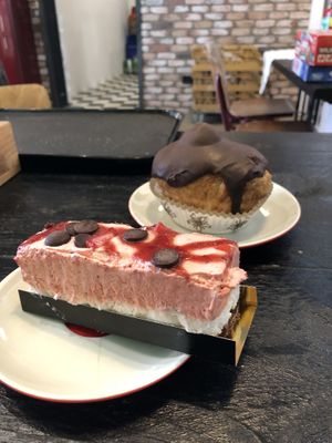 strawberry bavarois and choclate bol  at De Vegan Bakker in Heusden