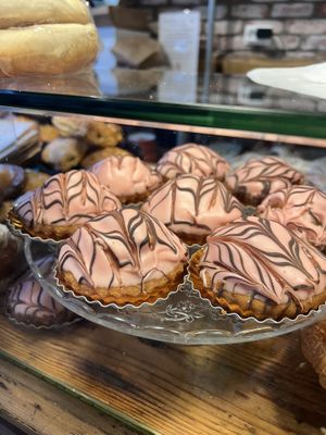 roze koek   at De Vegan Bakker in Heusden