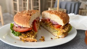The vegan burger which I dropped in to have for lunch !  Sometimes only a burger will do !! This one was fresh and tasty.. I forgot to take a pic of my minty drink !! It was lovely at World Storytelling Cafe in Marrakech