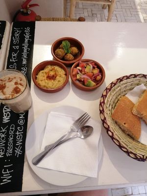 Banana-Peanut-Smoothie & 3 Tapas (Falafel, Salade marocaine & Falafel at World Storytelling Cafe in Marrakech