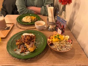 French toast with caramelised apple, granola bowl, matcha spirulina pancakes. 🤤 #Veganuary at El Verde in Genk