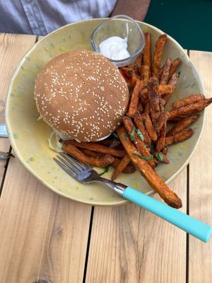 Below average burger, patty is commercial grade, fast food likee  at El Verde in Genk