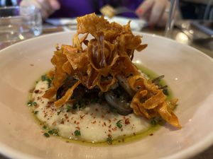 Bohnencreme mit verschiedenen Pilzen und frisch frittierten Süsskartoffelstreifen  at Chez Nina in Amsterdam