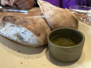 Ultra leckeres hausgemachtes Brot, dazu sehr gutem Olivenöl zum dippen  at Chez Nina in Amsterdam
