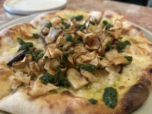 (Vegetarisch!) Pizza mit Rauchkäse, Kräuterpesto, ShitakiPilzen und ausgebratenen Feinen Kartoffelscheibchen  at Chez Nina in Amsterdam