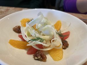 Fenchelstreifen treffen Orangen- und Grapefruit gestoppt mit karamellisierten Pekanüssen  at Chez Nina in Amsterdam