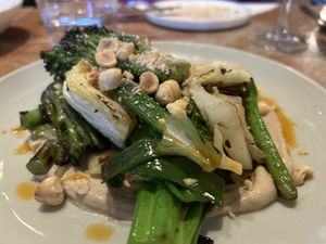 Geröstetes Gemüse (Brokkoli, Chinakohl und noch was) auf Tahinibett, getoppt mit gerösteten Haselnüssen   at Chez Nina in Amsterdam