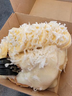 DIY cinnamon roll (banana cream, bananas, and coconut) at Cinnaholic - San Felipe St in Houston