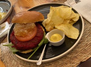 Plantbased burger (voir le menu pour les détails du burger), avec frites (les chips)  at Carallo in San Jose