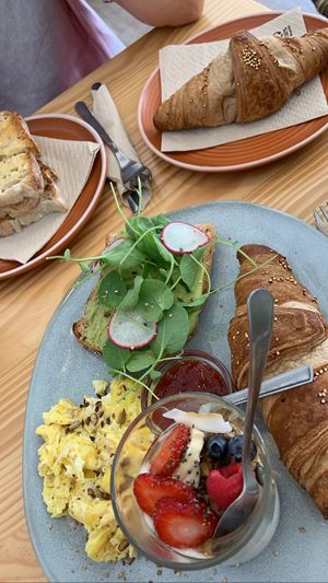 served EGG instead of scrambled tofu  at Aloha Cafe - Aleida do Meco in Sesimbra