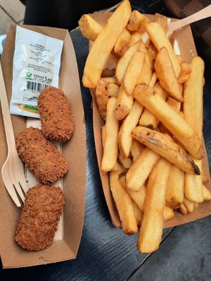 Bospaddestoelenkroketjes en friet at Fries shop 't Bakhuus in Zwolle