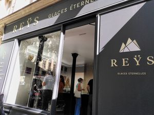 Entrance at REŸS Glaces Eternelles in Paris