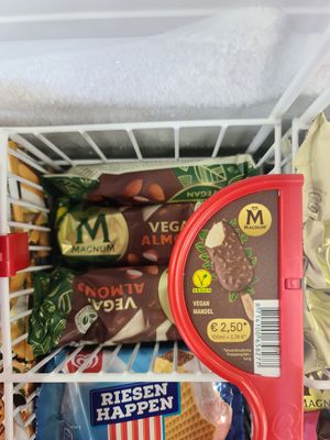 Magnum Vegan Mandel at Dorftanke GmbH in Weibersbrunn