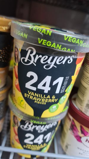 BREYER'S Vanilla & Strawberry at Dorftanke GmbH in Weibersbrunn