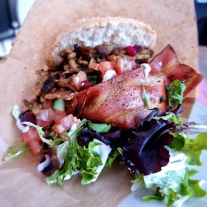 Shoarma 'burger' with extra bacon and mayo at SinSin in Ghent