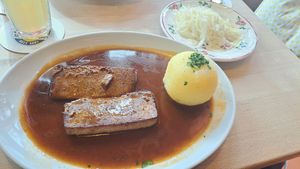 Tofu Bratenstücke (veganer Schweinebraten) mit Kartoffelkloß und Krautsalat at Die Post in Herrsching Am Ammersee