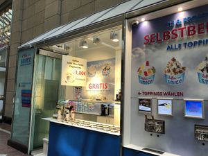 Theke für Toppings / counter for toppings  at Lufteis von Smice in Cologne