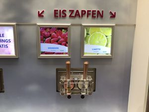 Himbeer- und Limetteneis vegan ausgeschildert/ raspberry and lime signed as vegan  at Lufteis von Smice in Cologne