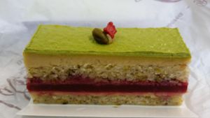 Lujuria vegana Raspberry pistachio cake (3.50 €) at Pasteleria La Estrella Cake Shop in Barcelona