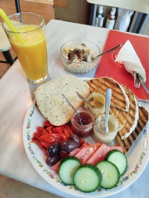 Vegan breakfast with orange juice at Eklektik in Thessaloniki