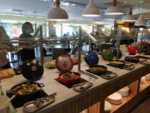 dishes in the buffet at Fresh Bar - 藍天麗池飯店-綠波廊西餐廳 in Hualien