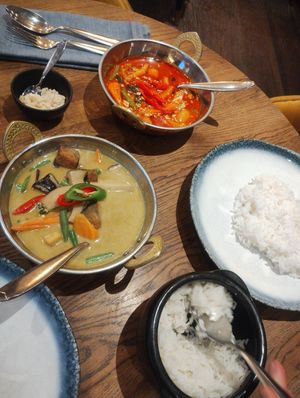 Green and red curry with rice and peanut topping at Nok Nok in Tallinn