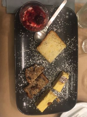 Assiette sucré : Mousse aux fruits rouges, cake au citron, banana bread et carrot cake  at Cafe Lulu in Sete