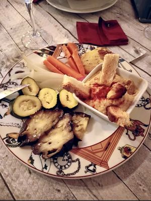 Parrillada de verduras con hummus de garbanzos  at Mesón Sorrosal in Broto