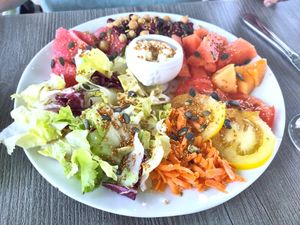 Vegan salad at Ô Marronnier de Nadaillac in Nadaillac