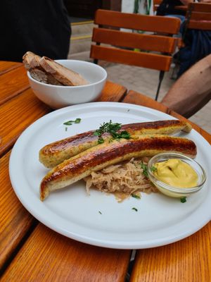 Bratwolurst, Sauerkraut und Brot oder Bratkartoffeln und ein frisch gezapftes Bier oder eine schöne Schorle dazu at Weinstube Eulenspiegel in Speyer