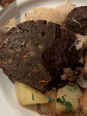 Saumagen mit Sauerkraut, Bratkartoffeln und dunkler Sauce!   at Weinstube Eulenspiegel in Speyer